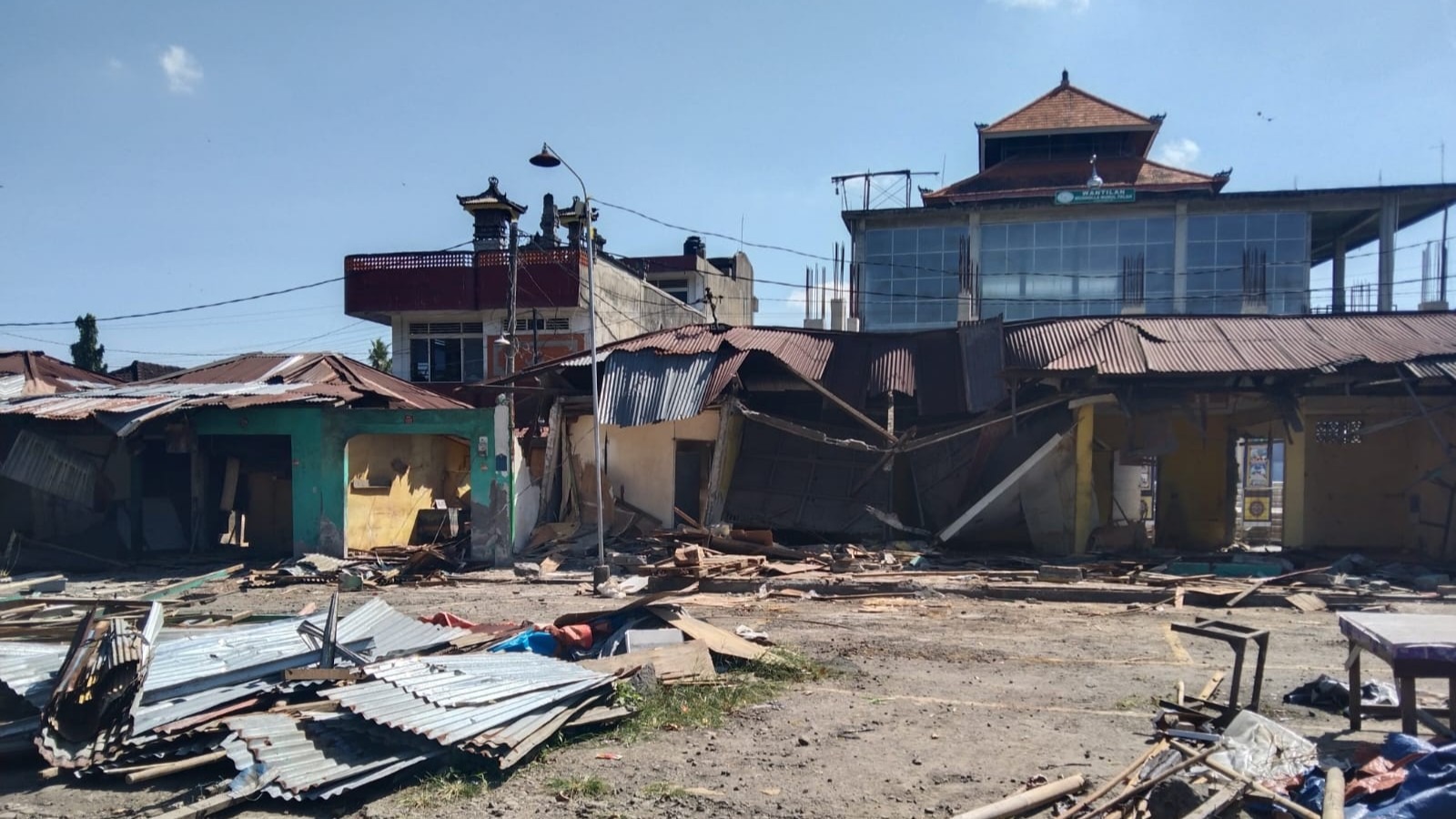Penataan Terminal Pesiapan Tabanan Dimulai, Alat Berat Robohkan Kios Pasar, Anggaran Rp 15 Miliar