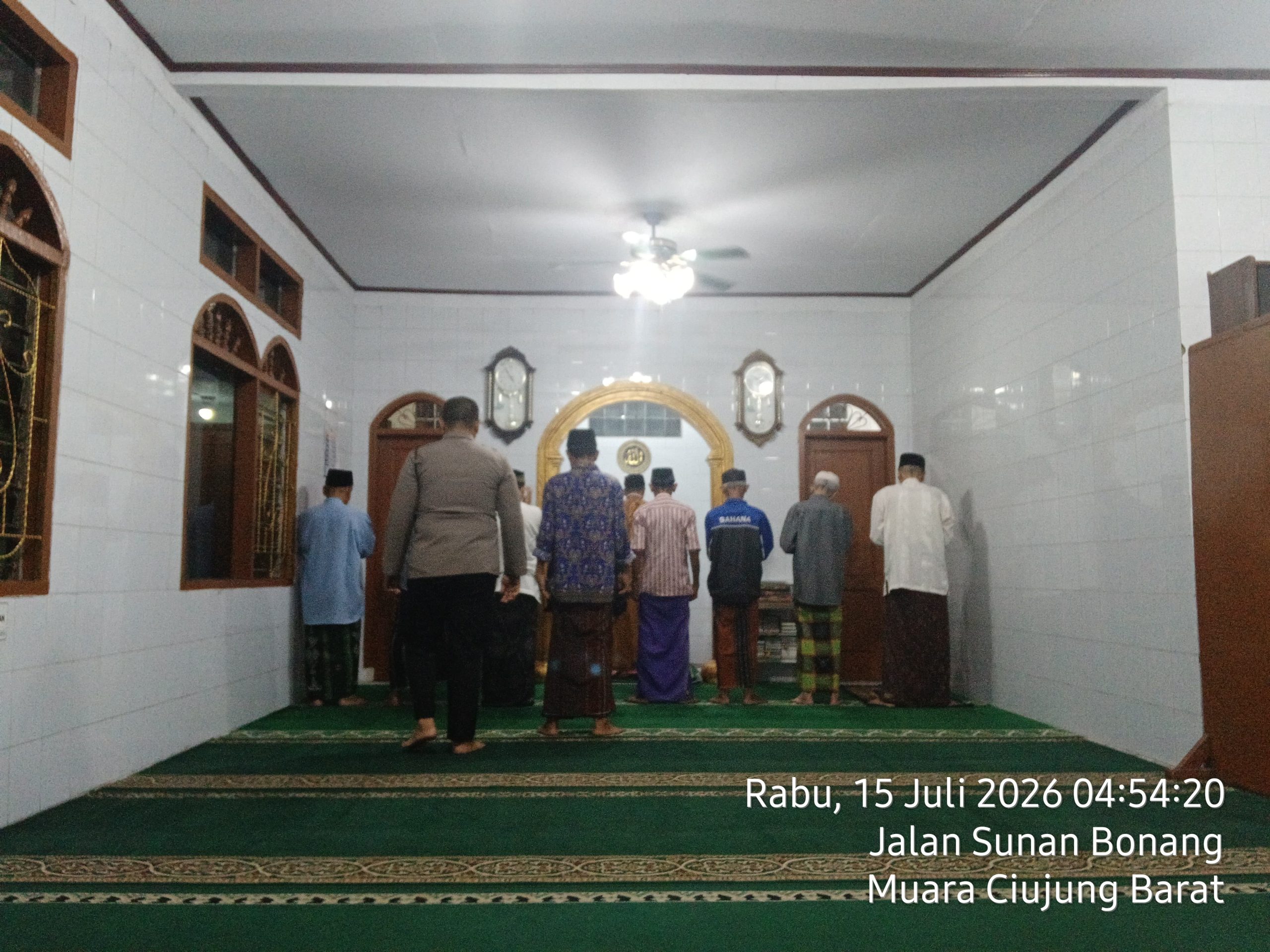Personel Polsek Rangkasbitung Polres Lebak Gelar Salat Subuh Keliling di Mushola Ar-Ridhan, Sambangi Tokoh Agama