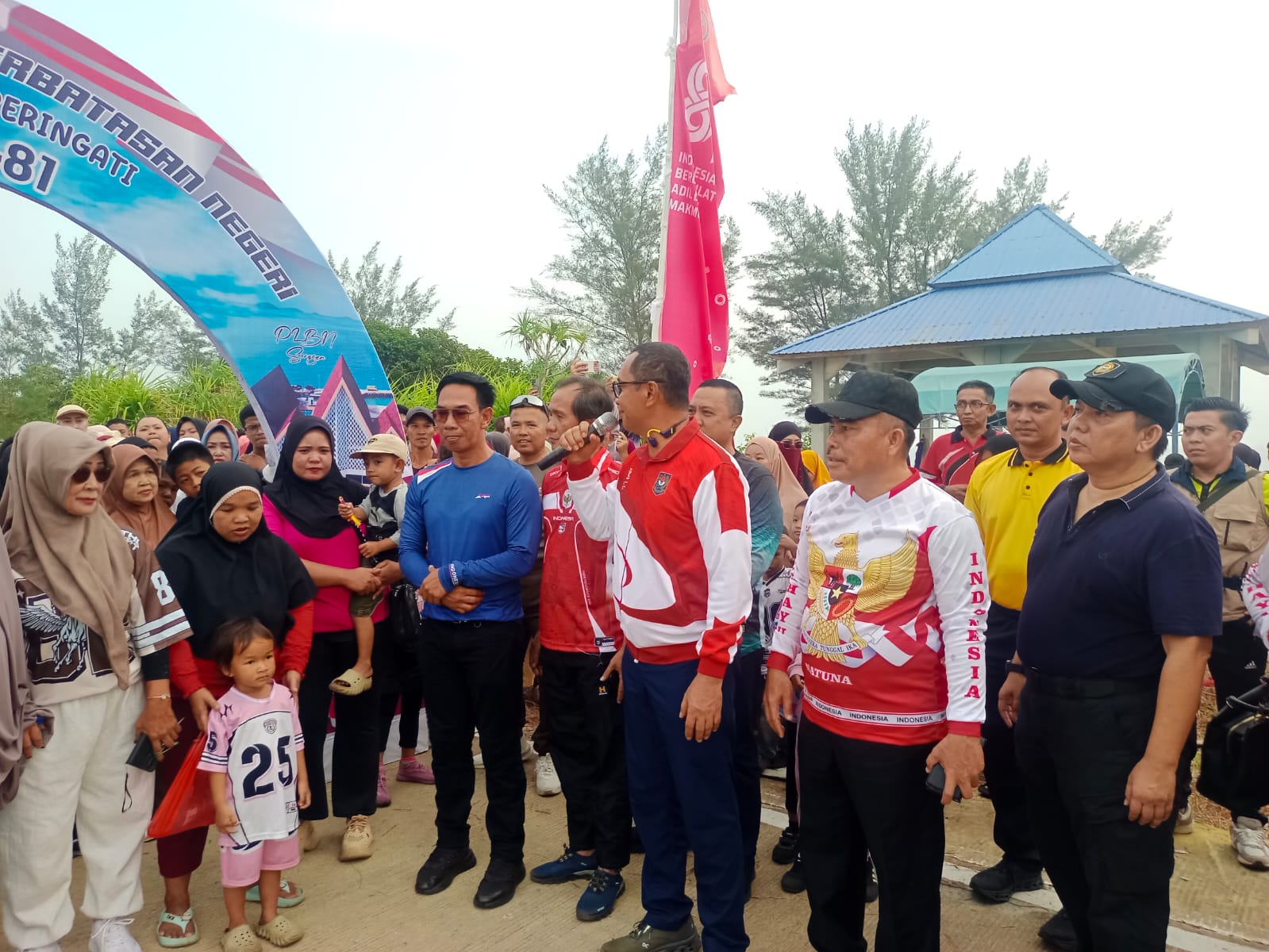 Semangat Kemerdekaan di Serasan: Ratusan Warga Perbatasan Natuna Gerak Jalan, Anggota DPRD Kepri Hadir