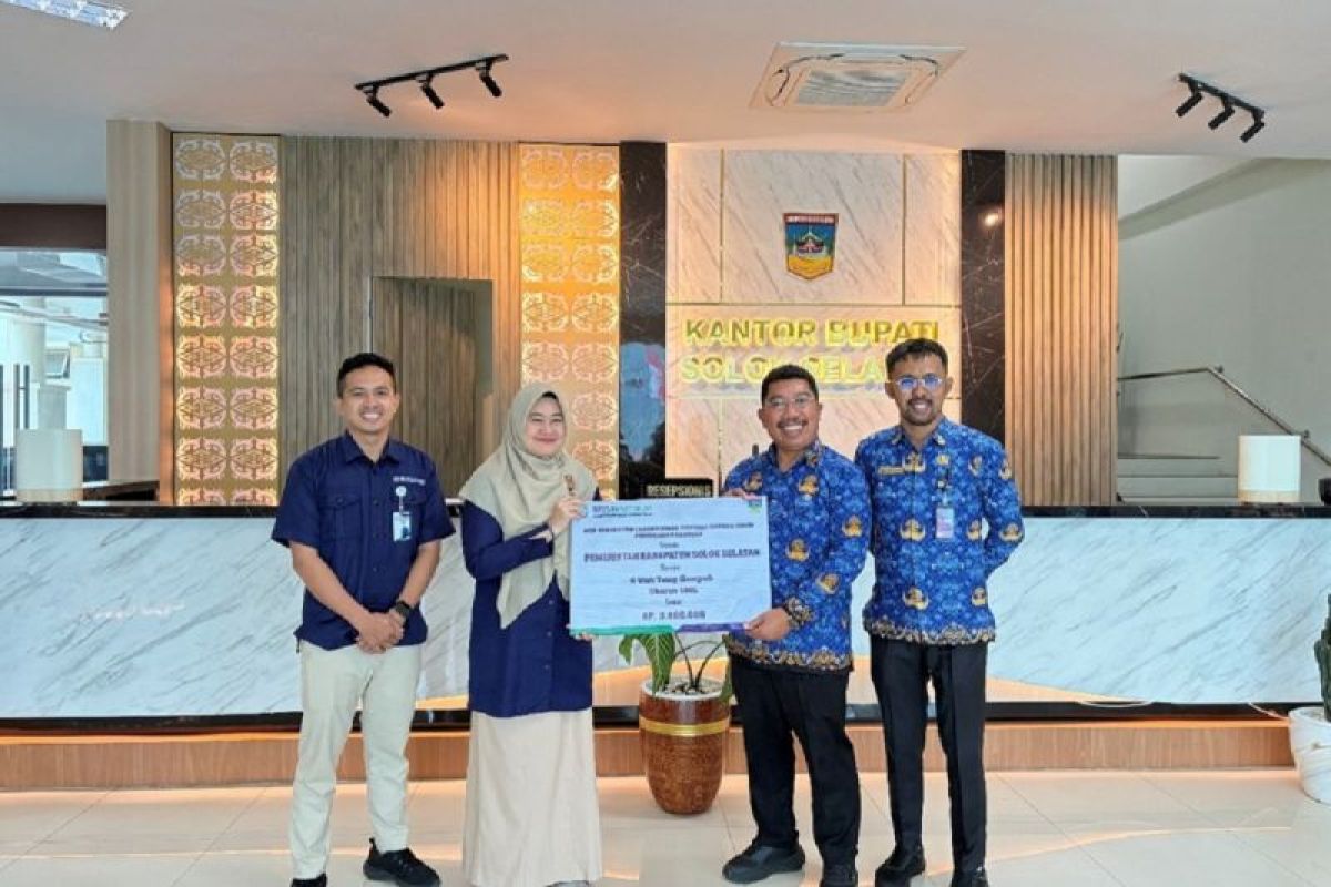 BPJS Kesehatan Cabang Solok Serahkan 6 Tong Sampah untuk Destinasi Wisata Solok Selatan