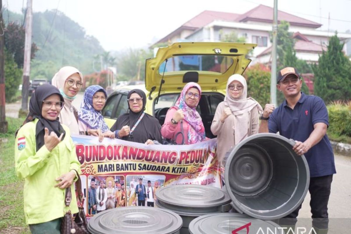 Bundo Kanduang Kabupaten Solok Salurkan Bantuan Korban Galodo Arosuka, Bupati Jon Firman Pandu Beri Apresiasi