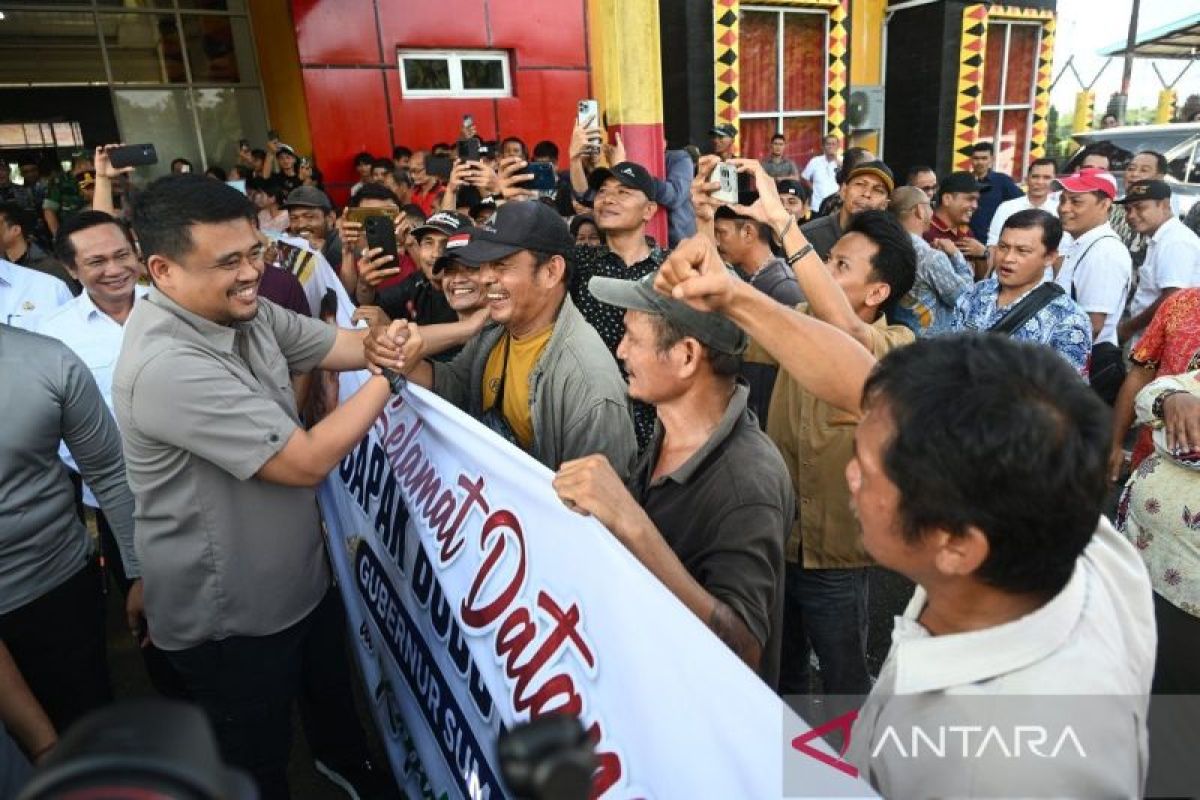 Gubernur Sumut Bobby Nasution Disambut Ratusan Warga Nias di Bandara Binaka, Dihadiahi Dua Ikat Durian