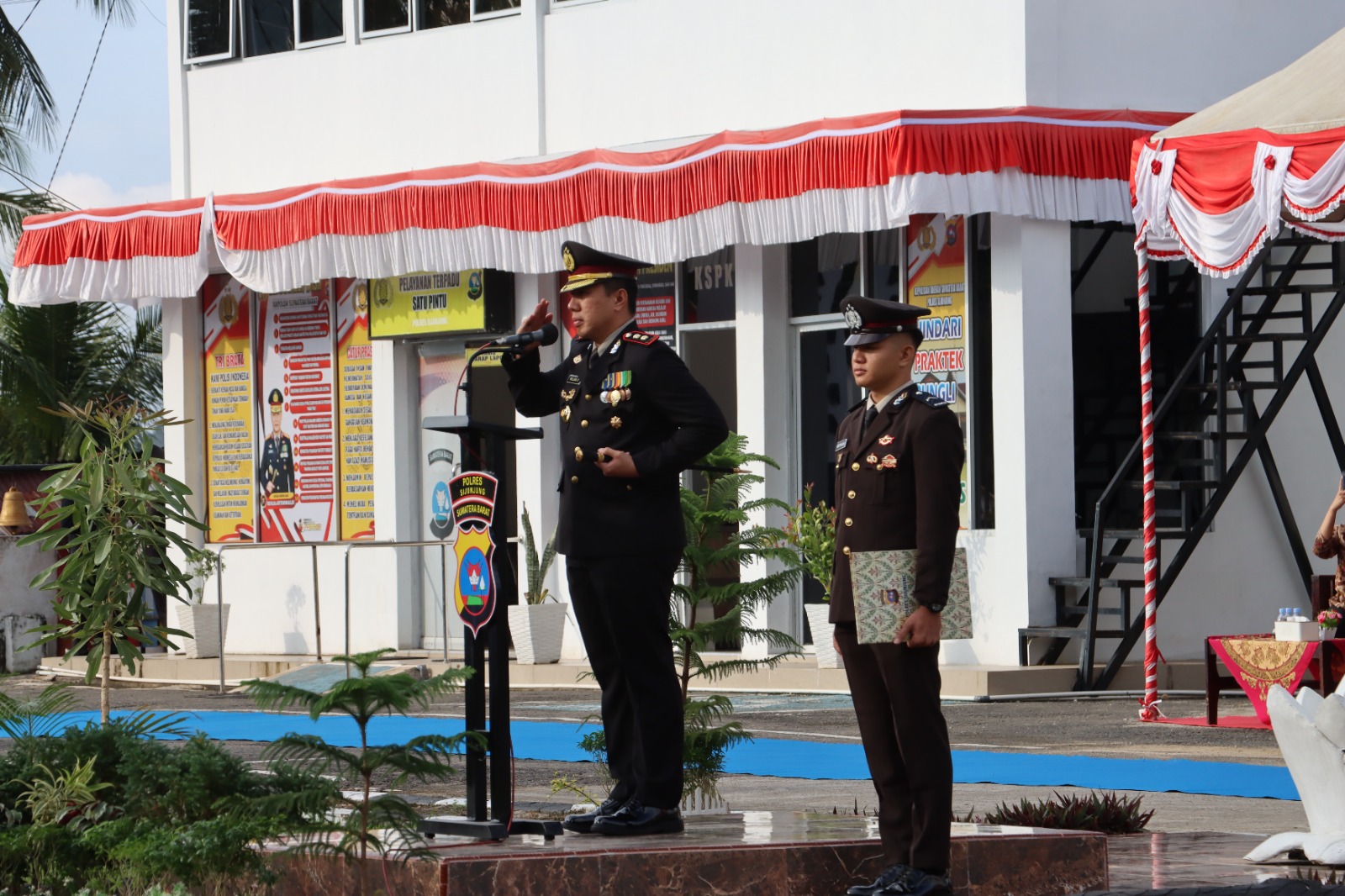Kapolres Sijunjung Pimpin Upacara Hari Bhayangkara ke-80, Piagam Penghargaan Diberikan ke Tokoh Masyarakat dan Purnawirawan