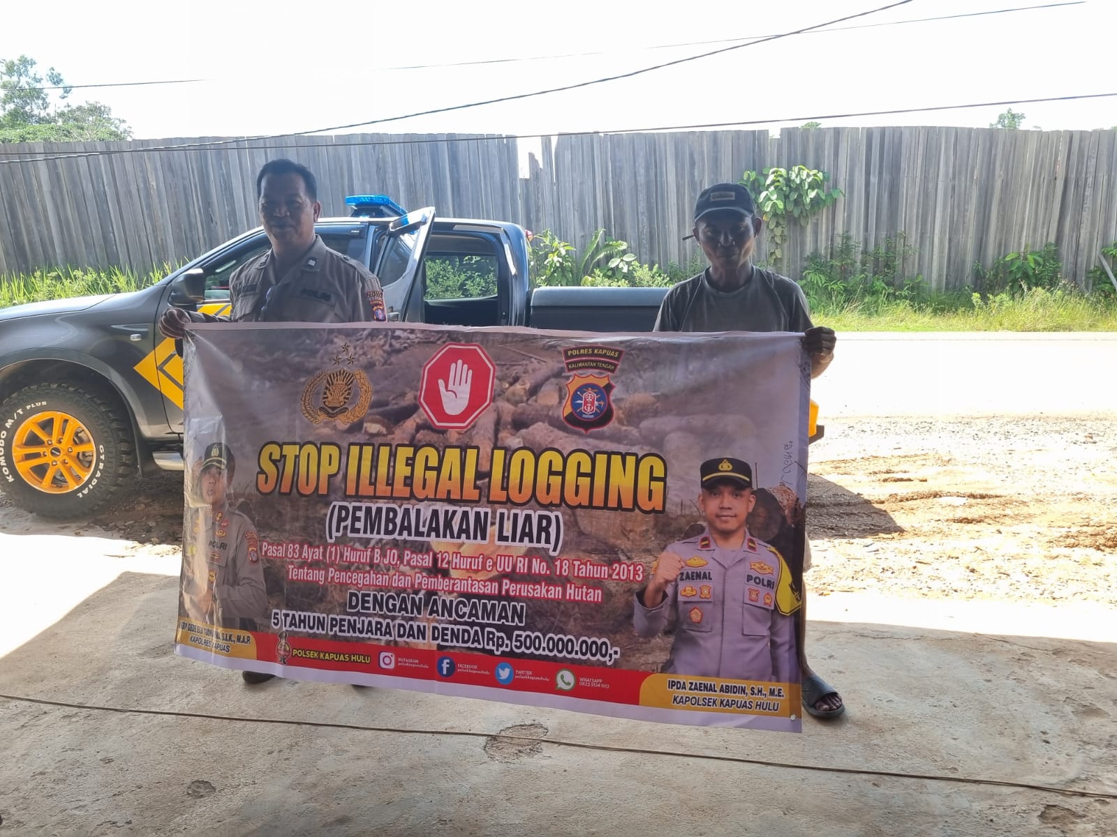Polsek Kapuas Hulu Pasang Spanduk Stop Illegal Logging di Desa Sei Hanyo, Ancaman Hukuman 5 Tahun Penjara Disosialisasikan