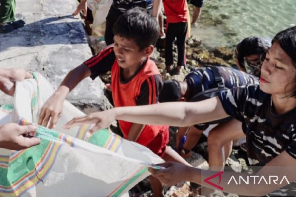 Ratusan Pelajar di Maluku Tengah Diajak Kodaeral IX Ambon Bersih-bersih Pantai di Negeri Saleman