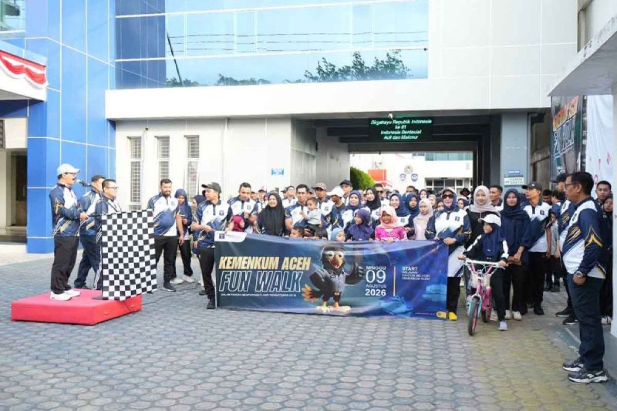 Kakanwil Kemenkum Aceh Meurah Budiman Lepas Ratusan Peserta Fun Walk dan Doorprize Meriahkan Hari Pengayuan ke-81