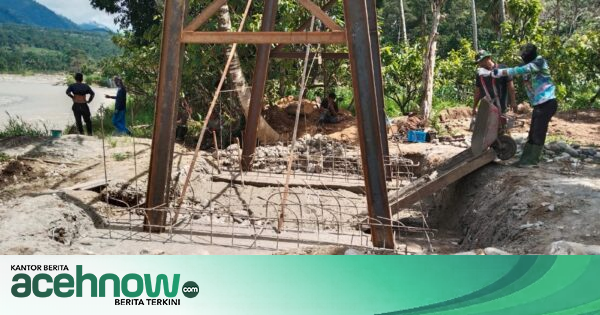 TNI dan Warga Desa Bunga Melur Kebut Pengecoran Lantai Jembatan Beton, Progres Capai 51 Persen