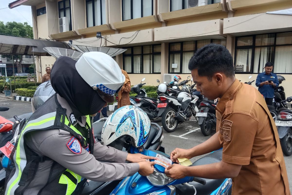 Pemkab Agam Tempel Stiker Imbauan di Kendaraan Menunggak Pajak, Petugas Razia di Parkiran Kantor Bupati dan RSUD
