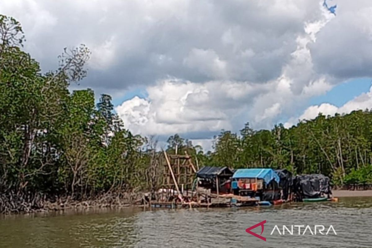 Tim Gabungan Hentikan 15 Ponton Tambang Ilegal di Perairan Teluk Kelabat Bangka Barat, Pasang Spanduk Larangan