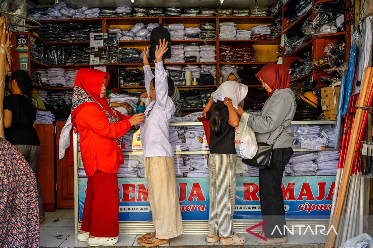 Penjualan Seragam Sekolah di Pasar Kosambi Bandung Naik 100 Persen Jelang Tahun Ajaran Baru 2026/2027, Tembus 150 Pasang Per Hari