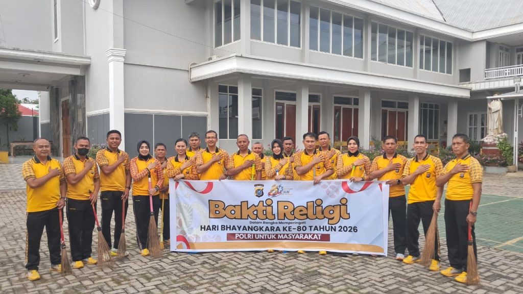Peringati Hari Bhayangkara ke-80, 100 Personel Ditlantas Polda Sultra Bersihkan Empat Rumah Ibadah di Kendari