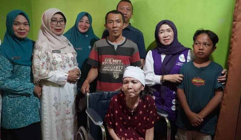 Ketua TP PKK Jambi Hesti Haris Sosialisasikan Gerakan Jambi Bersholawat di Sungai Penuh, Sekaligus Serahkan Kursi Roda ke Warga Kerinci