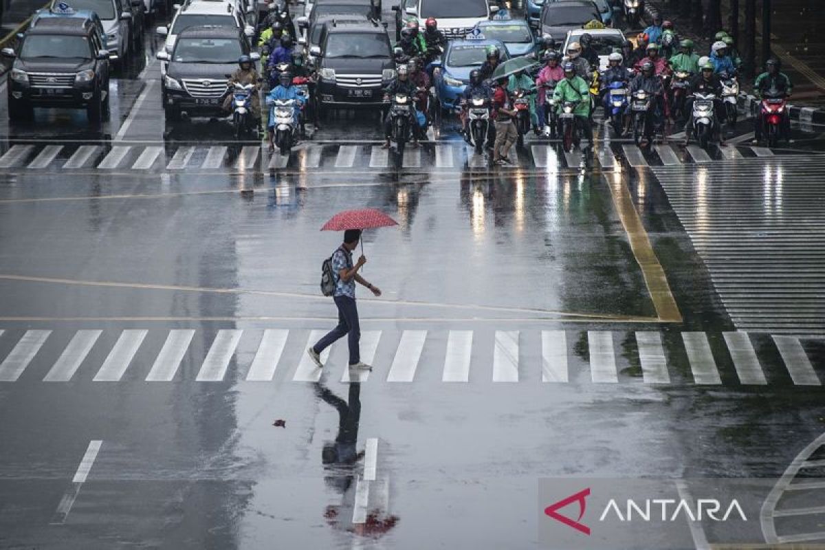 BMKG Prakirakan Hujan Guyur Sejumlah Kota Indonesia pada Kamis, Kendari Diprediksi Cerah Berawan