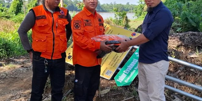 BPBD Sanggau Bagikan Plang Waspada Bencana ke Desa Rawan, Prioritas Wilayah Terdampak Banjir dan Karhutla