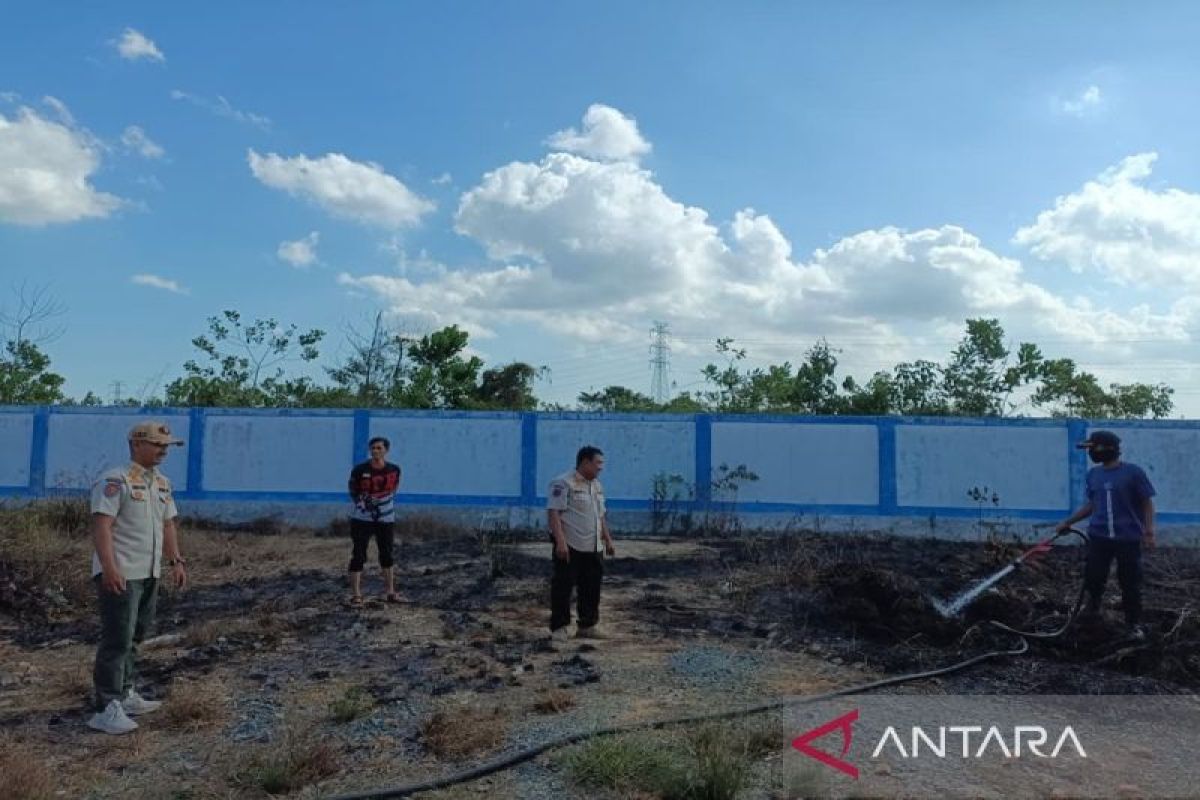 Damkar Tanah Bumbu Selamatkan Gedung SMPN 4 Simpang Empat dari Karhutla, 0,5 Hektare Lahan Terbakar