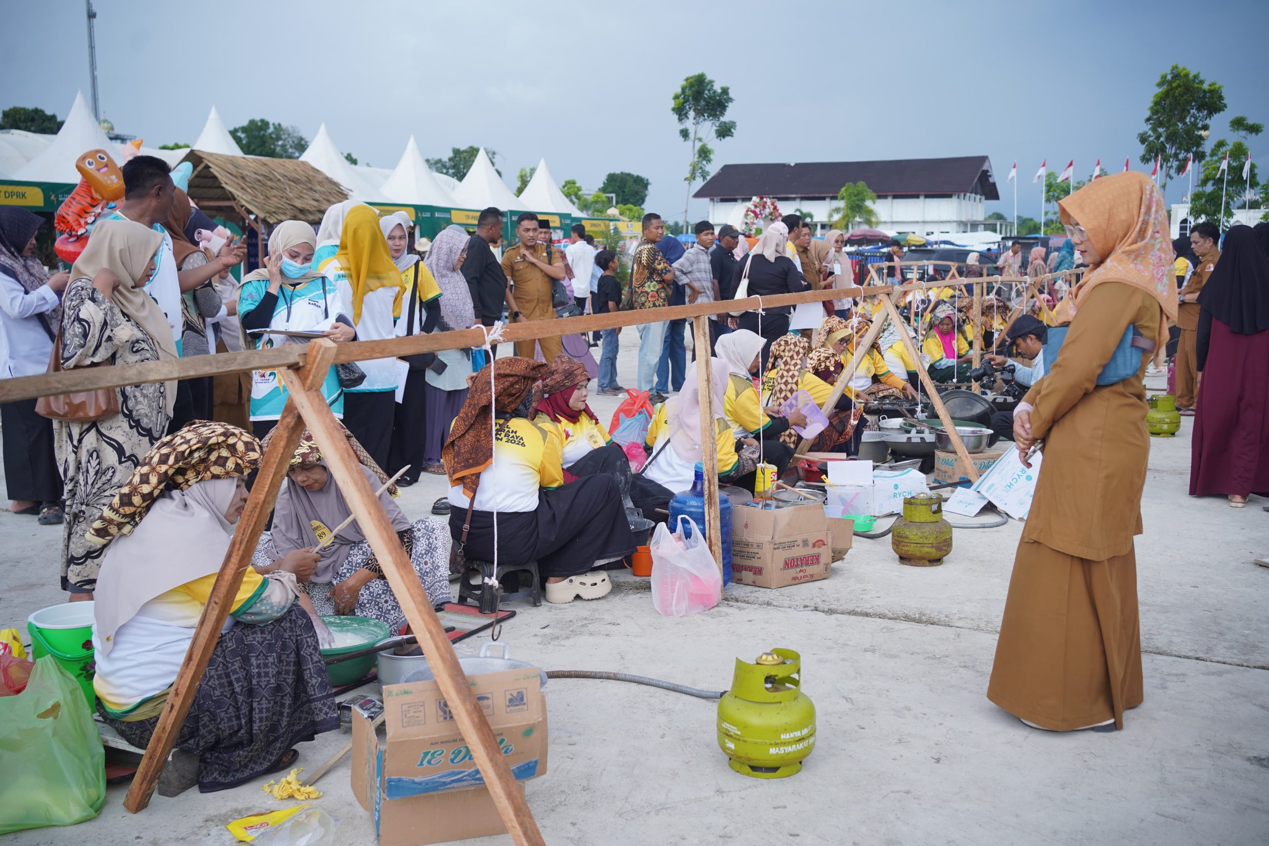 Ratusan Emak-emak di Nagan Raya Ramaikan Festival Peh Karang dan Lomba Masak, Bupati Sebut Kue Karah Simbol Ketekunan
