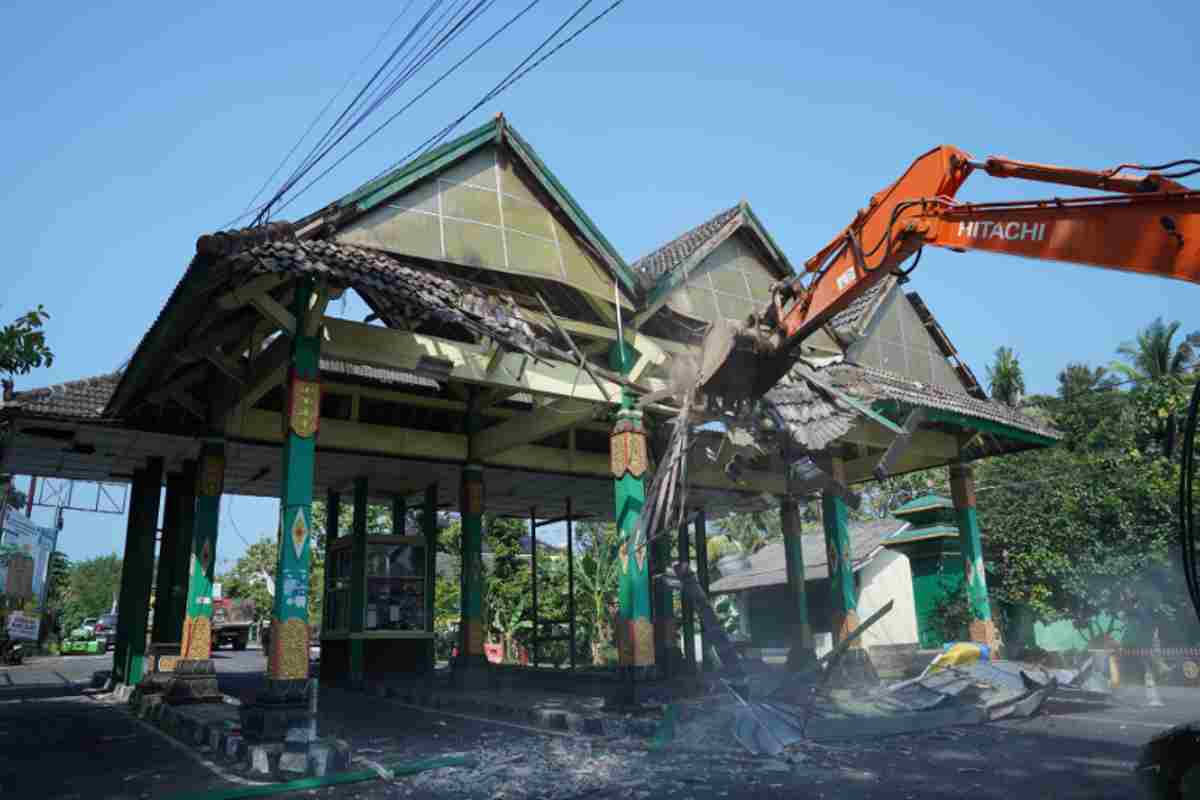 TPR Lama Parangtritis Dibongkar, Akses Menuju Pantai Bantul Sempat Dialihkan ke Jalur Depok