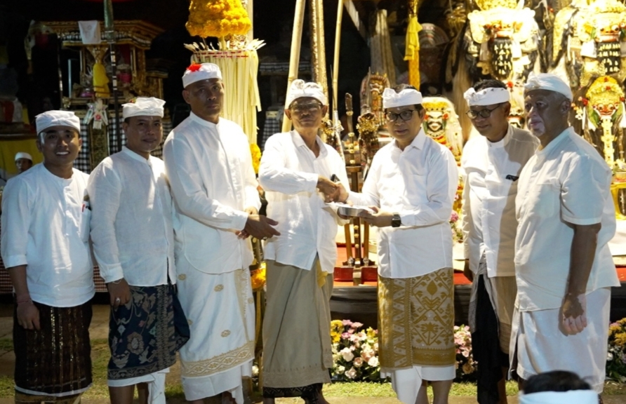 Bupati Badung Adi Arnawa Ngupasaksi Piodalan di Pura Dalem Puri Bongkasa, Sebut Program Bantuan Rp 2 Juta dan Kuliah Gratis Berjalan