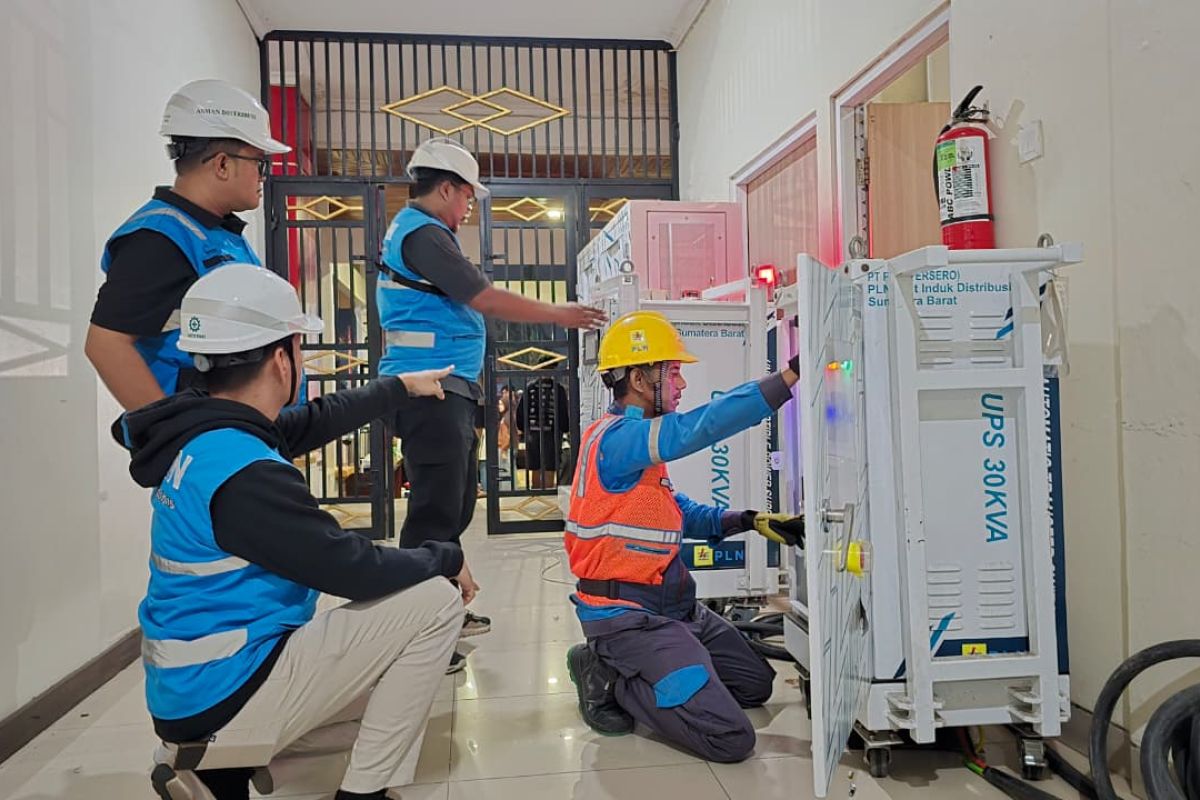PLN UID Sumbar Pastikan Pasokan Listrik Andal Saat Nobar Final Piala Dunia 2026 di Kantor Gubernur, Ratusan Warga Padati Lokasi