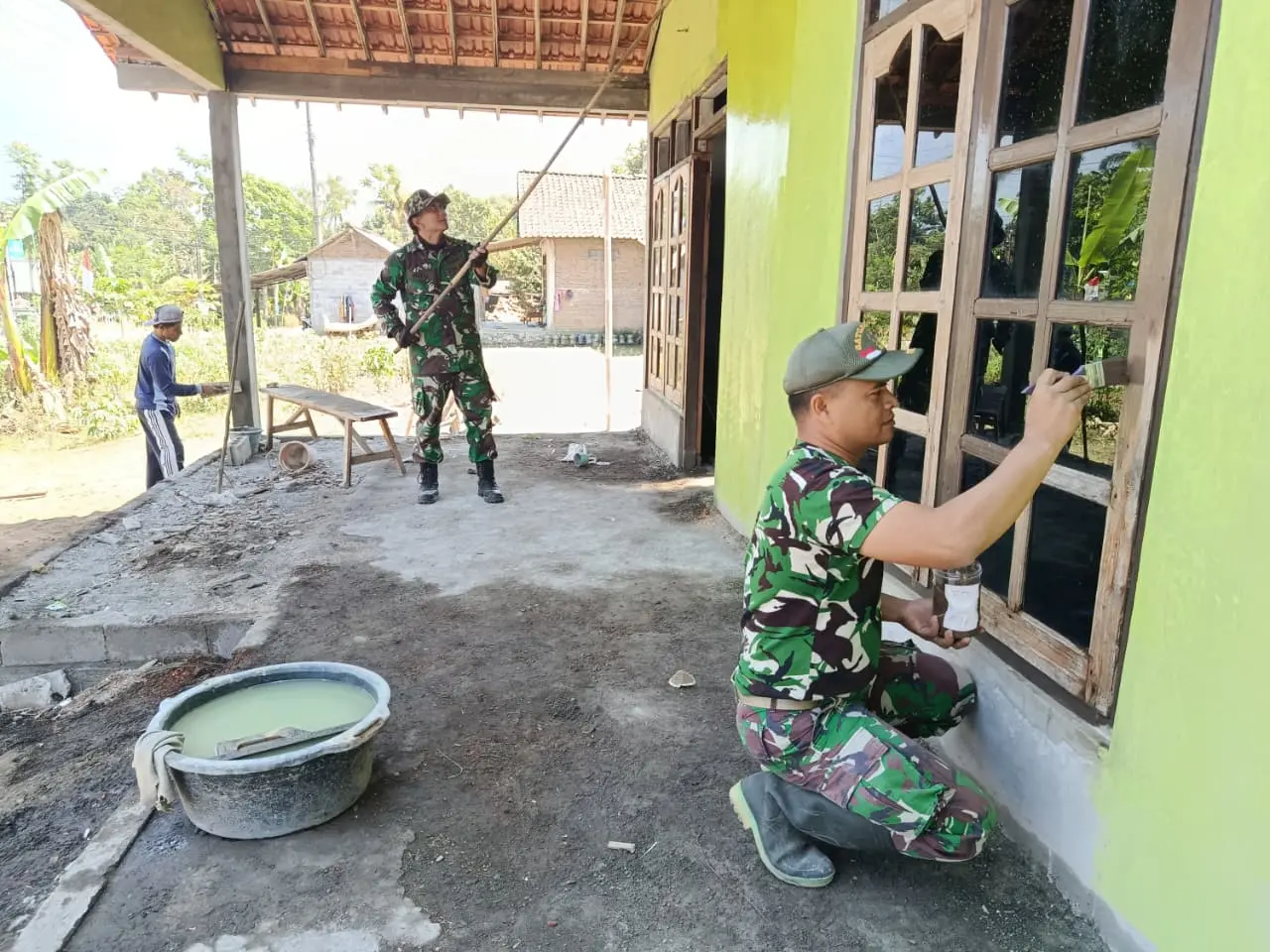 Satgas TMMD Reguler ke-129 Kodim Salatiga Pengecatan Rumah Bapak Paidi di Tengaran, Sentuhan Akhir untuk Hunian Layak