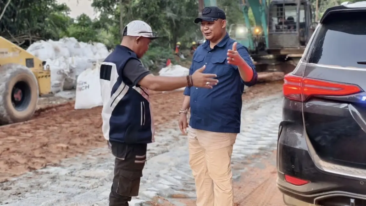 Pemprov Kalbar Gelontorkan Rp17 Miliar Perbaiki Jalan Mahawa di Ketapang, Bupati Turun Langsung Tinjau Pengerjaan