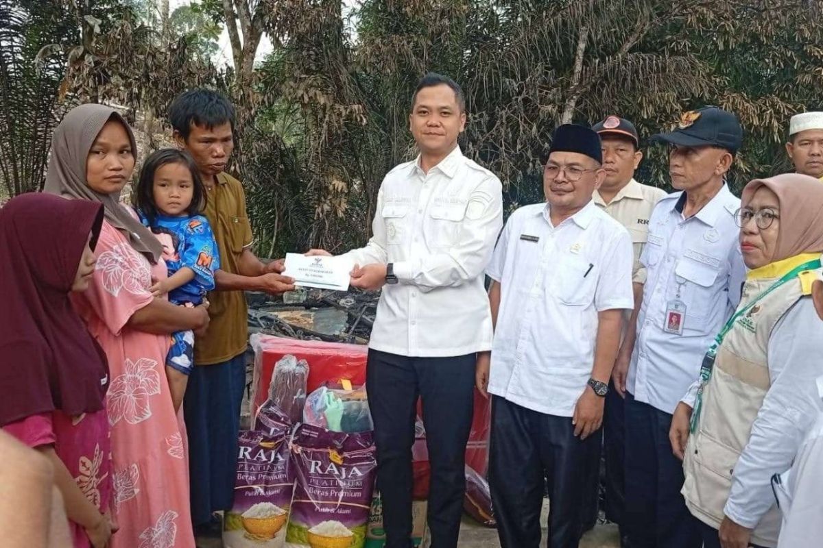 Wabup Sarolangun Gerry Trisatwika Serahkan Bantuan untuk Korban Kebakaran Rumah di Desa Sekamis, Ingatkan Waspada Karhutla