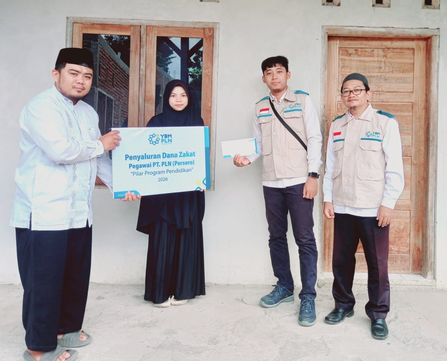 YBM PLN UP3 Sumbawa Salurkan Zakat Rp 2,5 Juta untuk Lima Santri Dhuafa di Ponpes Hidayatullah