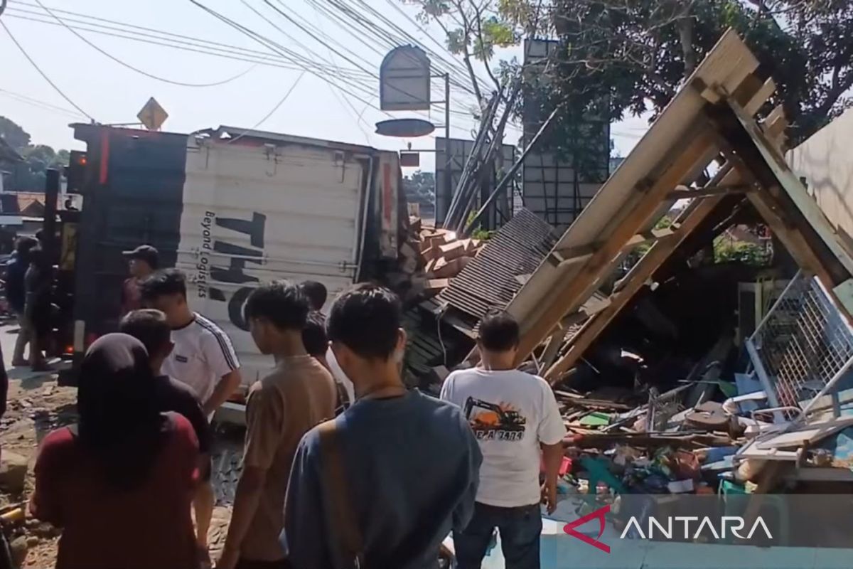 Kecelakaan Maut di Jalur Kuningan-Cirebon, Truk Air Mineral Tabrak Warung Tewaskan Ibu dan Bayi