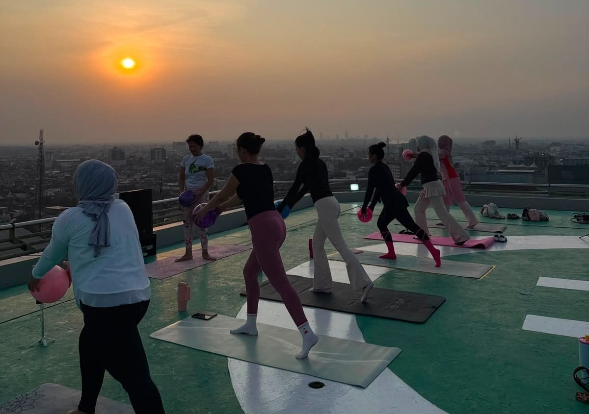 Sky Mat Session di Helipad ARYADUTA Palembang: 55 Peserta Ikuti Pilates Sambil Nikmati Sunrise dan Sunset dari Ketinggian