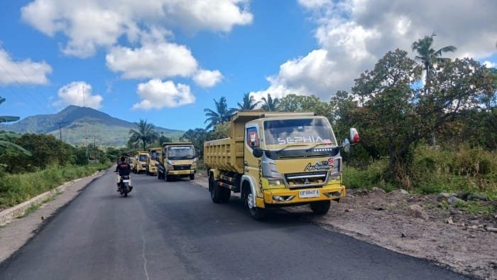 Sopir Dump Truk Proyek Jalan Huntap Lewotobi di Flores Timur Mogok Kerja, Upah dan Sewa Rp16 Juta Per Bulan Tak Dibayar