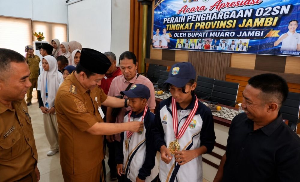 Bupati Muaro Jambi Beri Penghargaan Langsung ke Siswa Peraih Medali O2SN Provinsi, Ini Pesannya