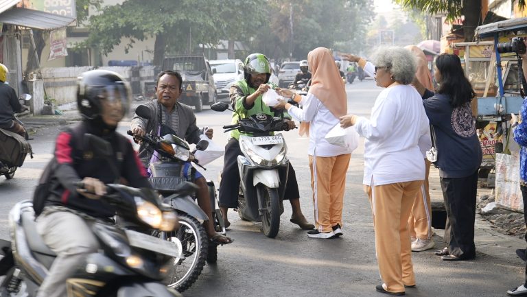 Puluhan Anggota DWP Diskomdigi Jateng Bagikan 50 Paket Nasi untuk Ojol hingga Kuli Bangunan di Semarang