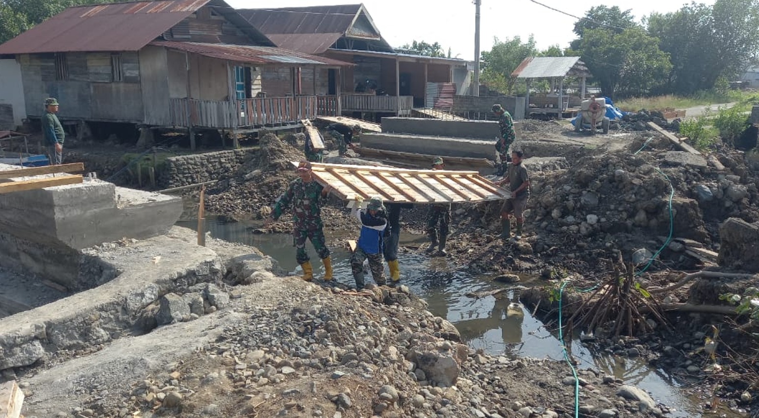 Gotong Royong TNI dan Warga Percepat Pembangunan Jembatan Beton di Desa Barowa Luwu, Akses Perekonomian Tak Lagi Terhambat