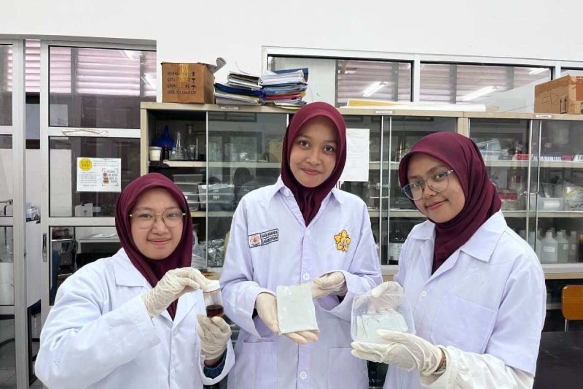 Tim Mahasiswa Teknik Kimia USK Banda Aceh Kembangkan Membran Penyaring Air dari Kulit Manggis untuk Bersihkan Logam Timbal