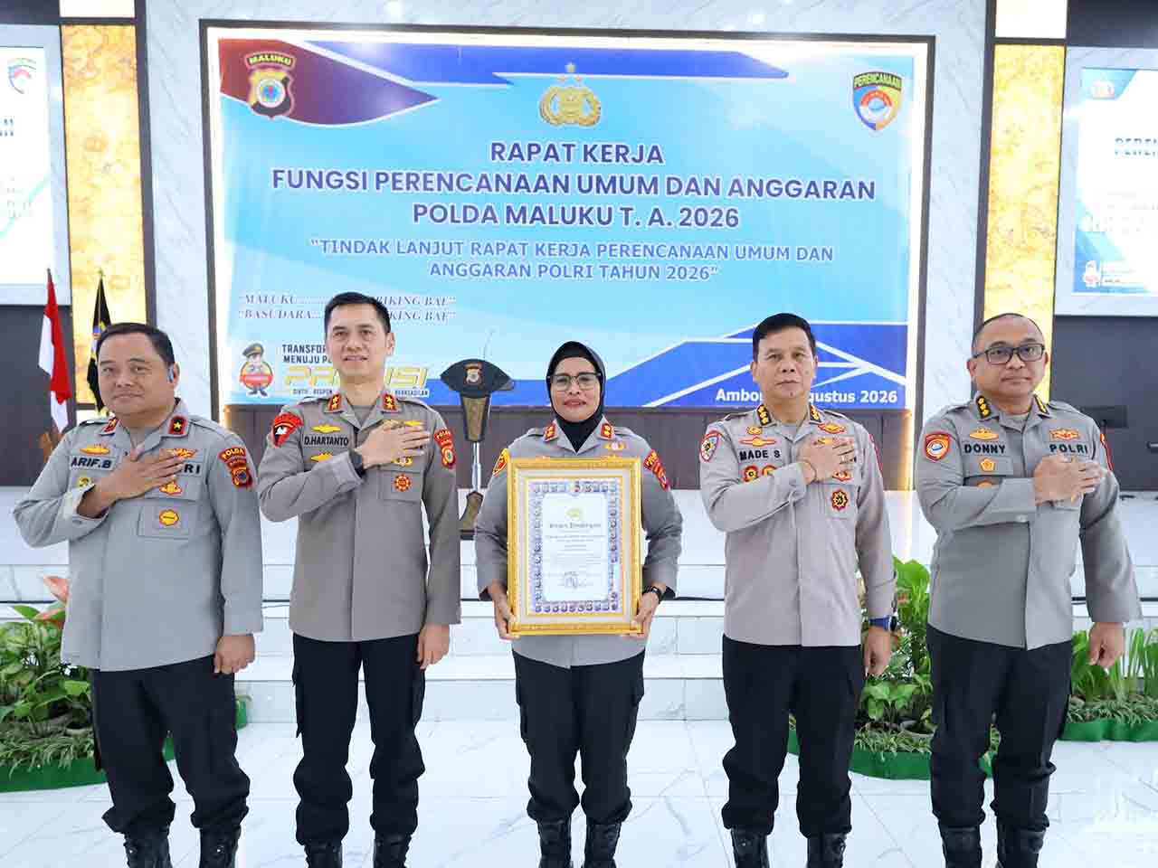 Polres Buru Raih Penghargaan Pelayanan Publik Terbaik Polri, Kapolres Sulastri Sukidjang Terima Piagam dari Kapolda Maluku