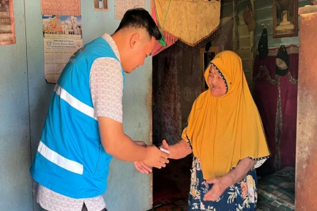 YBM PLN ULP Satui Salurkan Santunan ke Lansia Dhuafa, Dana Dihimpun dari Iuran Sukarela Pegawai
