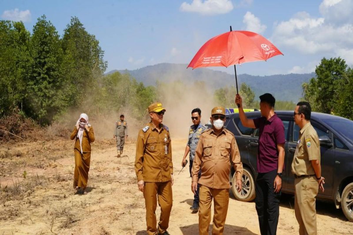 Bupati Kotabaru Tinjau Jalan 2 Km Menuju Dermaga Feri Sebelimbingan, Lahan 70 Persen Dibersihkan