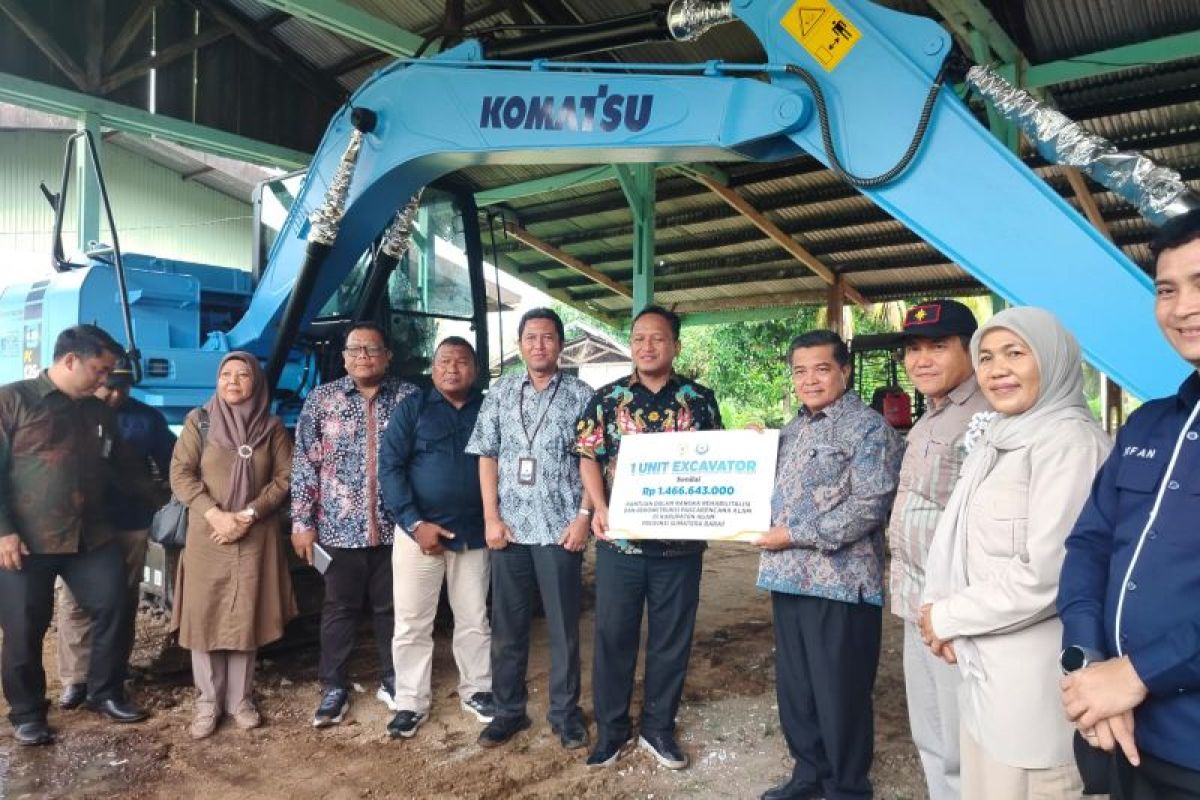 KKP Gelontorkan Rp10 Miliar untuk Rekonstruksi Perikanan Agam, Excavator dan 60 Jaring Insang Diserahkan ke Pembudidaya
