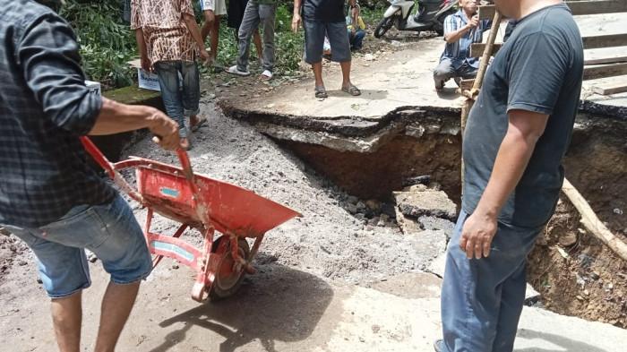 Tiga Peristiwa Menerpa Sumbar dalam Sehari: Jalan Ambles di Padang Pariaman, Kecelakaan Maut di Solok, dan Longsor Tambang Emas Sijunjung