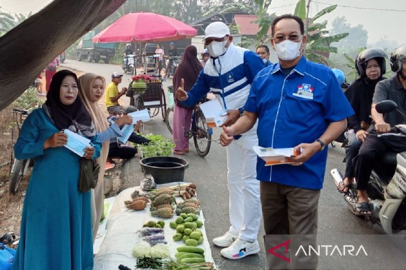 DPD PAN Kapuas Bagikan 5.000 Masker ke Warga di Tengah Kabut Asap Karhutla
