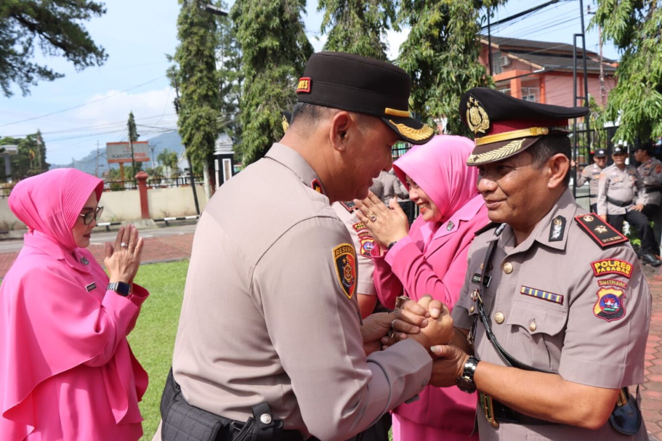 Polres Pasaman Gelar Sertijab Wakapolres dan Dua Kapolsek, Ini Pesan Kapolres untuk Pejabat Baru