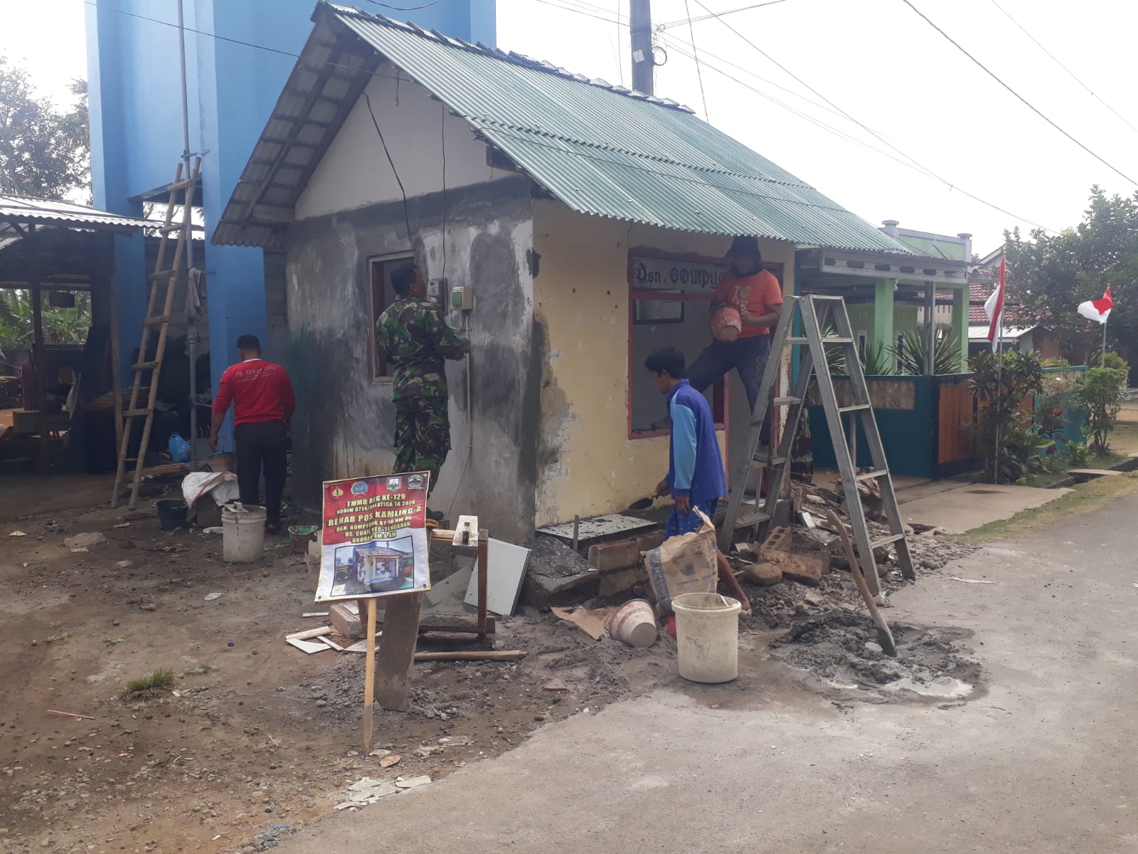 Satgas TMMD dan Warga Desa Cukil Rehabilitasi Pos Kamling Rusak demi Keamanan Lingkungan