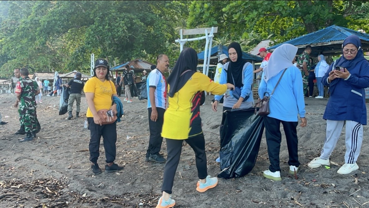 Ratusan Warga Halmahera Barat Gelar Aksi Bersih Pantai Jelang Festival Teluk Jailolo 2026, Semangat 