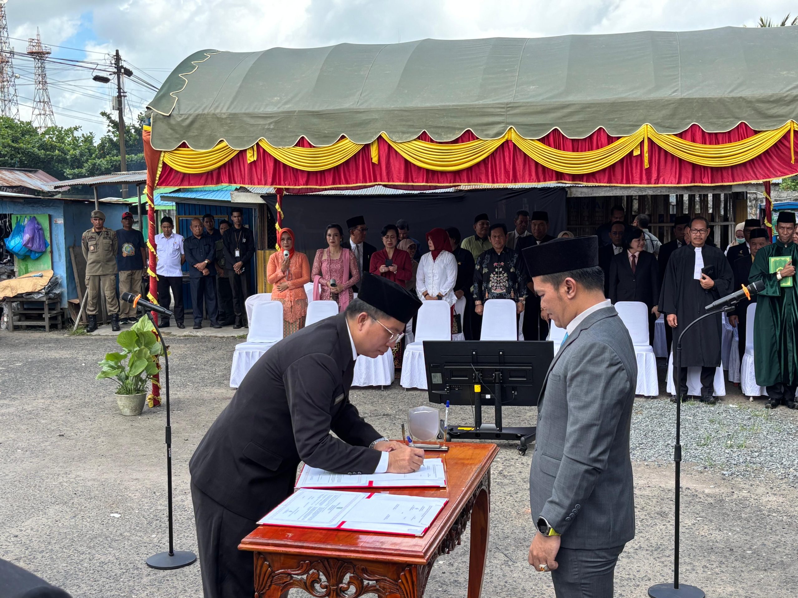 Bukan di Gedung, Bupati Pulang Pisau Pilih Pasar untuk Lantik 6 Kepala OPD dan 1 Lurah Baru