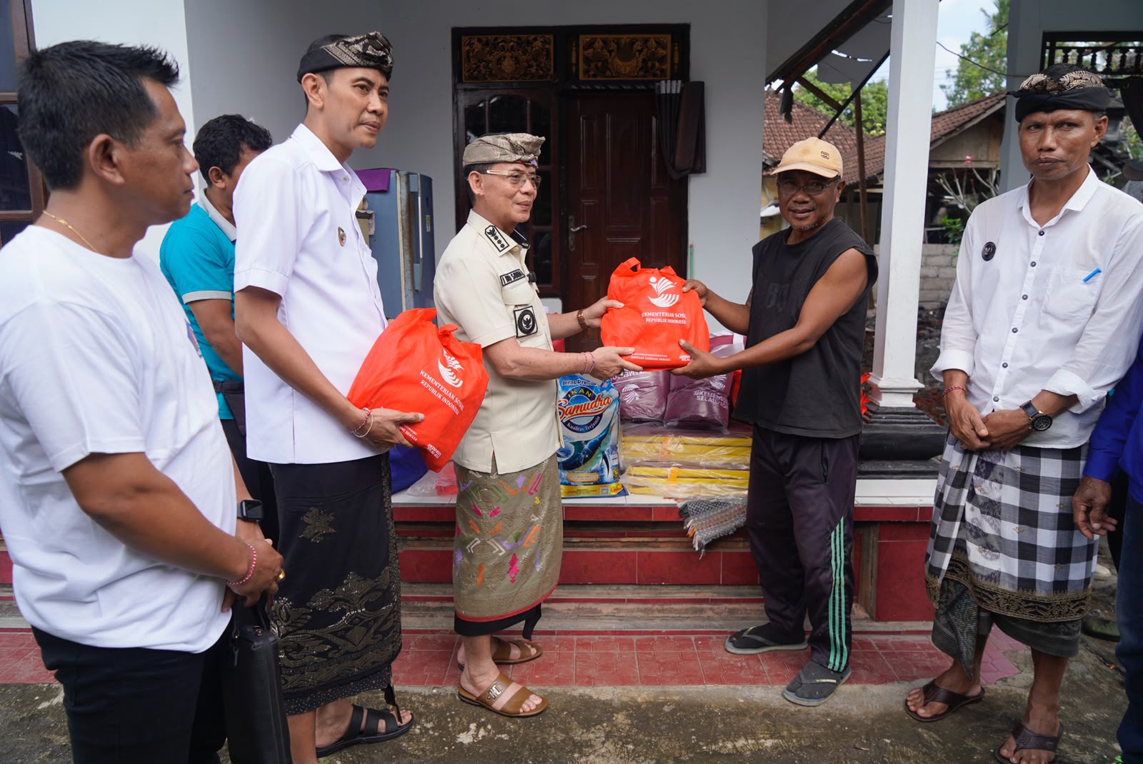 Hari Kasih Sayang Tumpek Krulut, Bupati Klungkung dan Wabup Tjok Surya Bagikan Bantuan ke 7 Warga hingga Korban Bencana