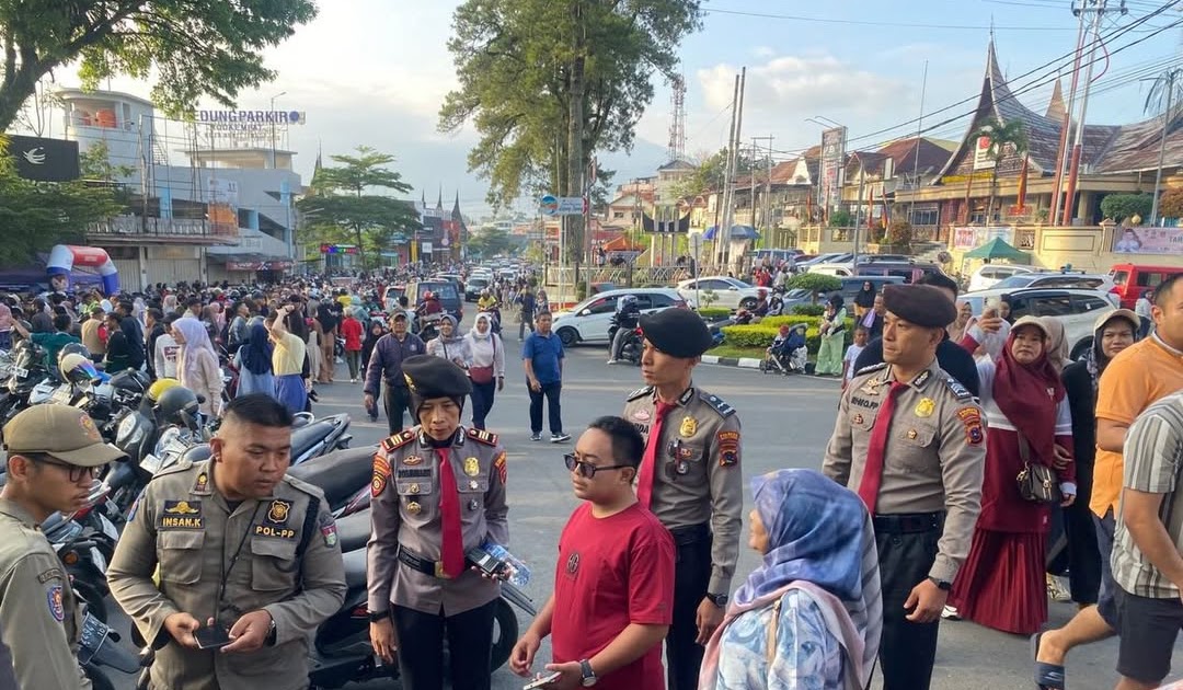 Polresta Bukittinggi Terjunkan Personel Kawal Makan Gratis HUT ke-100 Jam Gadang, Ribuan Warga Padati Kawasan Ikonik