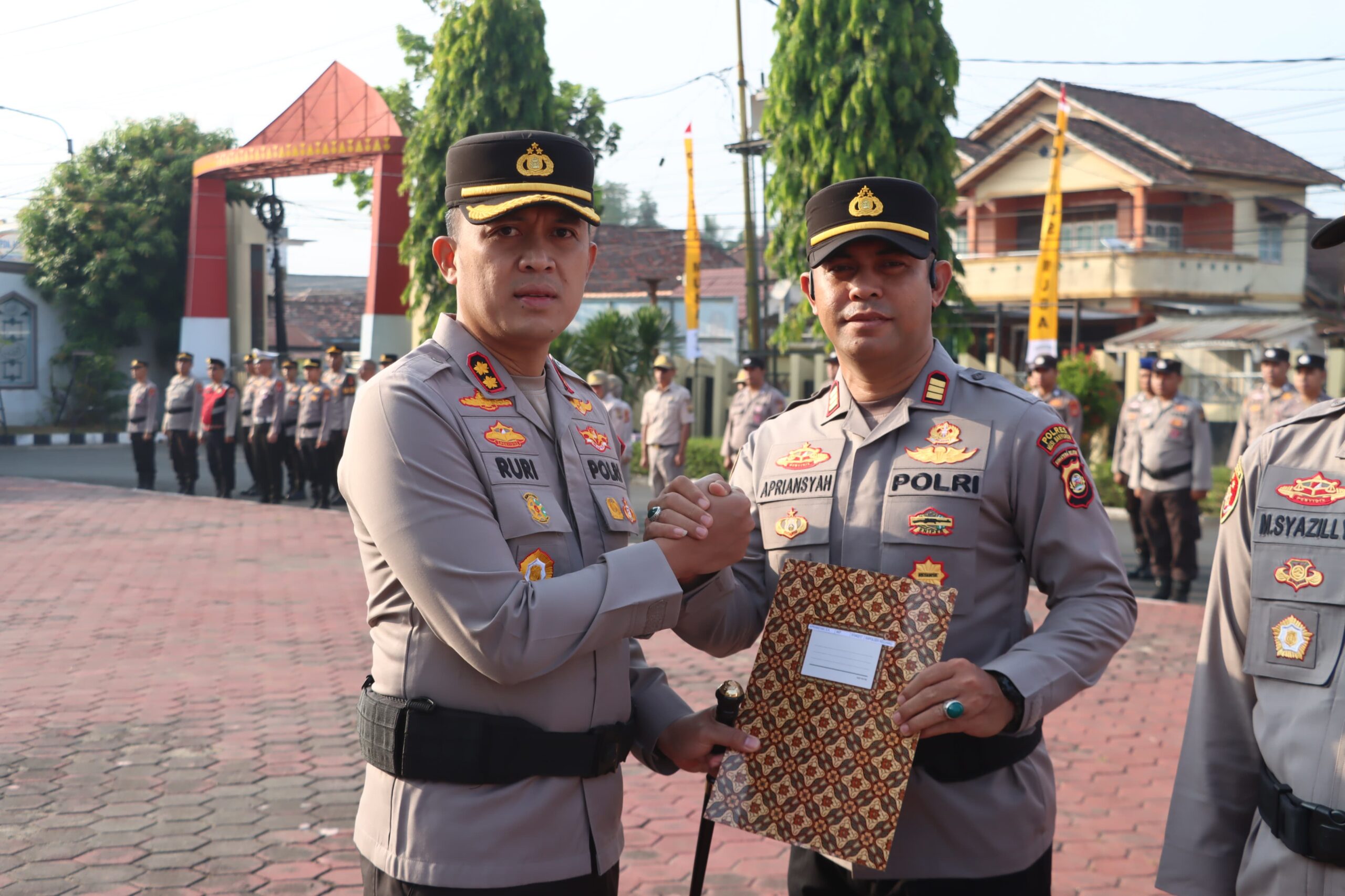 Kapolres Muba AKBP Ruri Prastowo Beri Penghargaan ke 64 Personel Berprestasi, dari Ungkap Kasus hingga Juara Karate