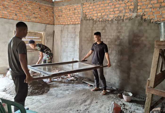 Satgas TMMD ke-128 di Lahat Ayak Pasir Sebelum Bangun Rumah Warga, Hasil Plester Dijamin Lebih Kuat dan Tahan Lama
