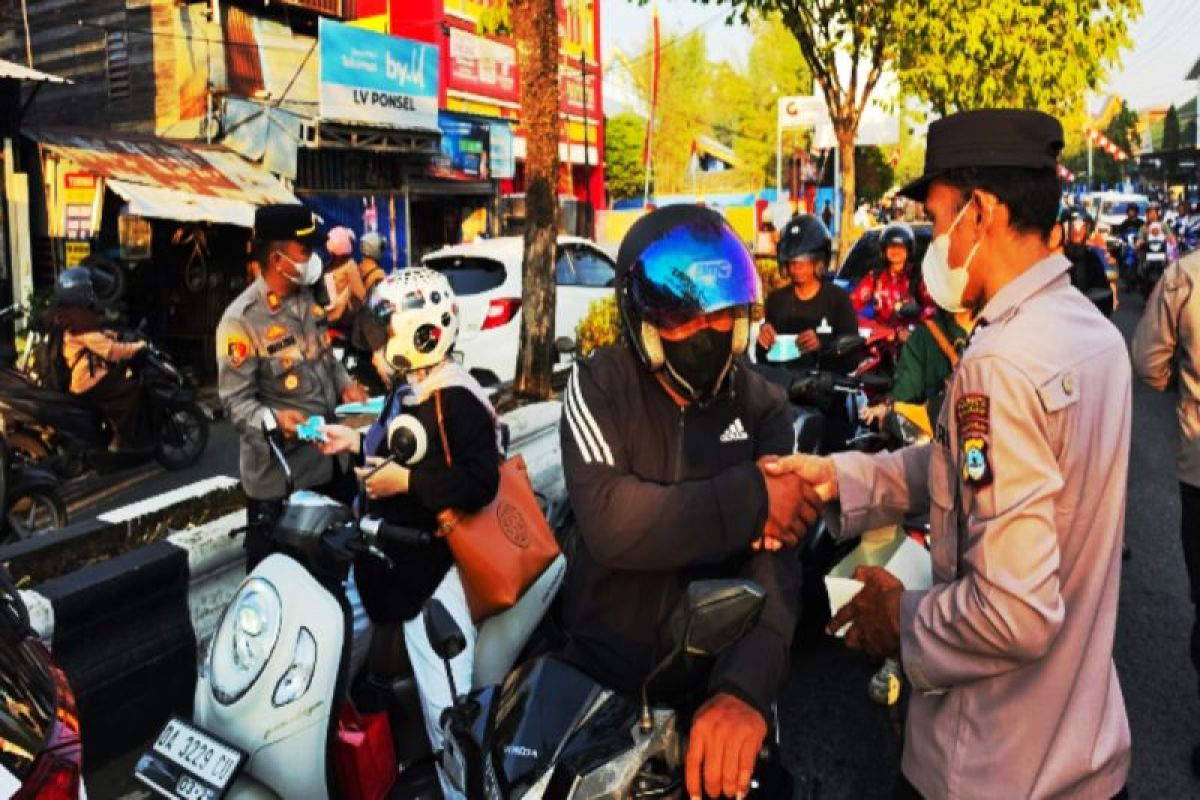 Polsek Banjarmasin Tengah Bagikan 500 Masker ke Pengendara di Simpang Empat Mulawarman Imbas Kabut Asap
