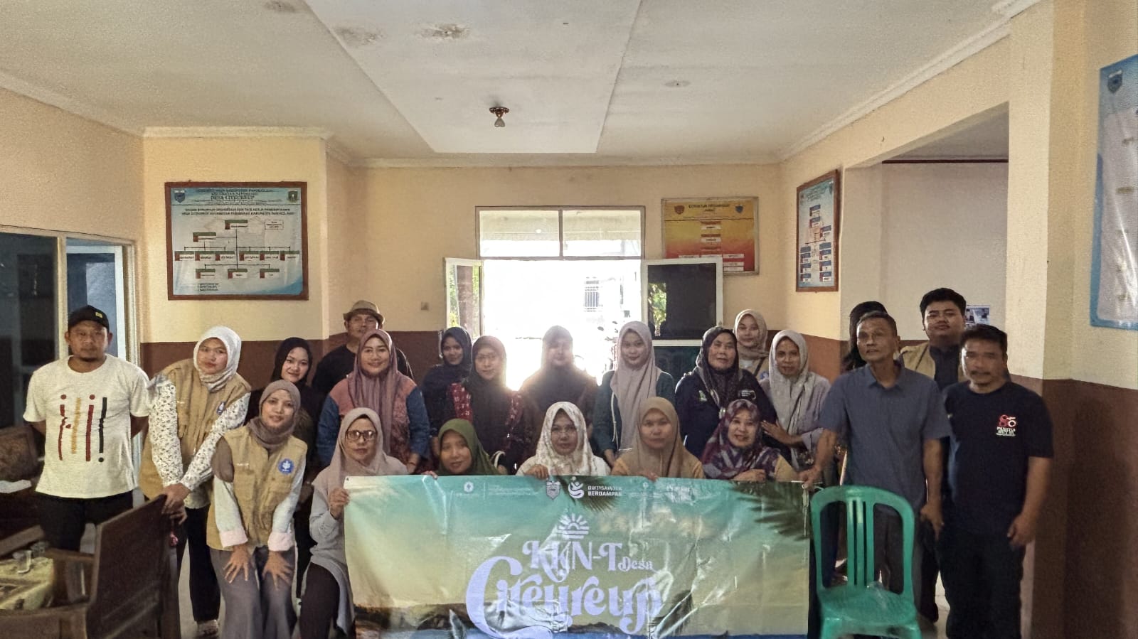 Mahasiswa KKNT IPB Latih Digitalisasi UMKM di Desa Citeureup Pandeglang, Perkenalkan Pembayaran QRIS